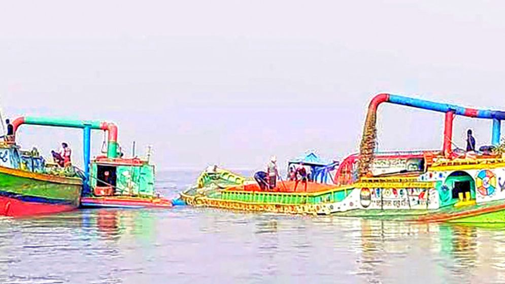 মানিকগঞ্জে আলোকদিয়া চরে অবাধ বালু উত্তোলন, ফসলি জমি ও স্থাপনা হুমকির মুখে