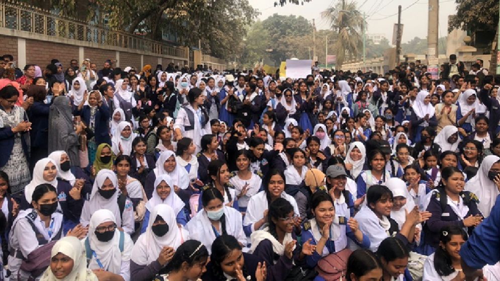 গাড়িচালক সিরাজের শিক্ষা প্রতিষ্ঠান অস্থিতিশীল করার ষড়যন্ত্রের প্রতিবাদে মানববন্ধন