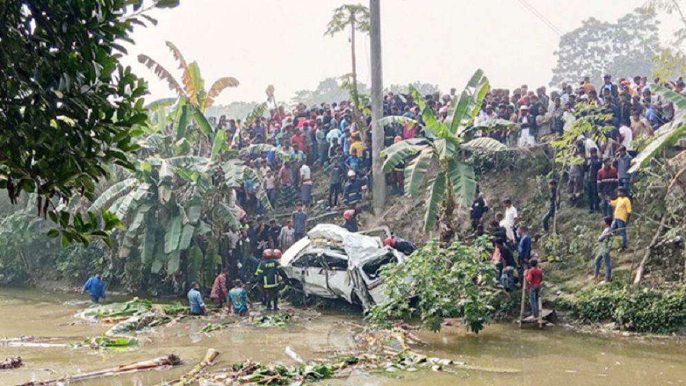 রেলক্রসিংয়ে মাইক্রোবাসে ট্রেনের ধাক্কায় নিহত ৫