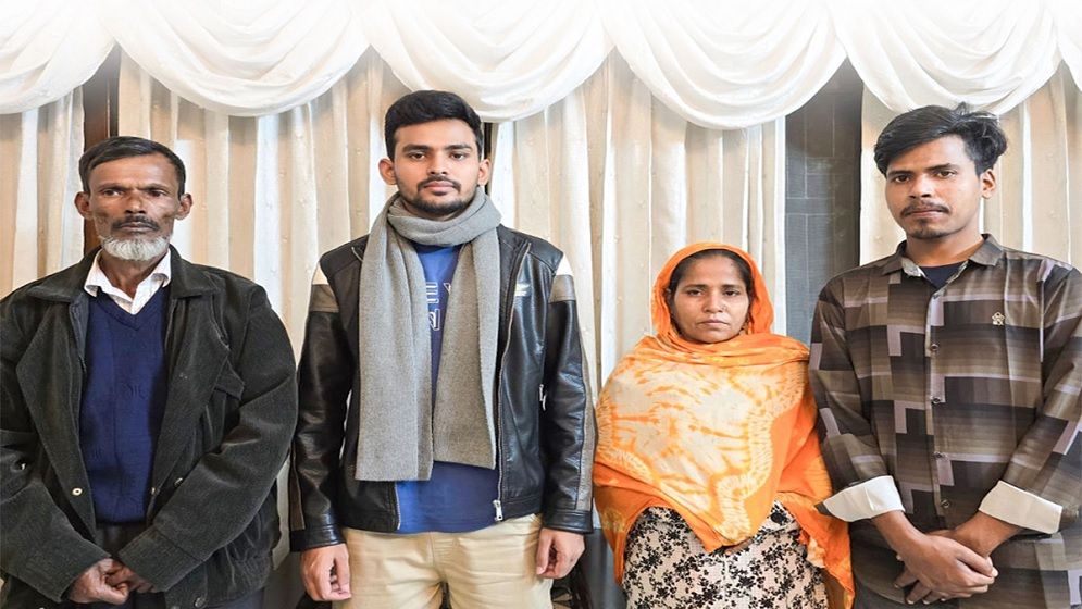 বিএসএফ এর গুলিতে নিহত ফেলানির পরিবারের দায়িত্ব নিলেন আসিফ মাহমুদ