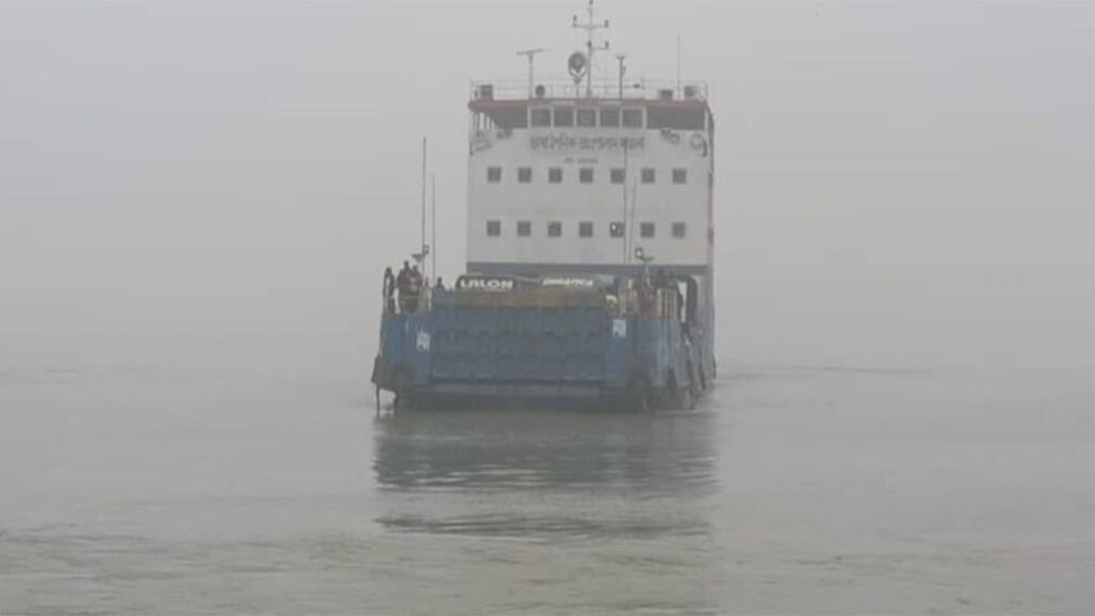ঘন কুয়াশার কারণে দৌলতদিয়া-পাটুরিয়া নৌরুটে ফেরি চলাচল বন্ধ