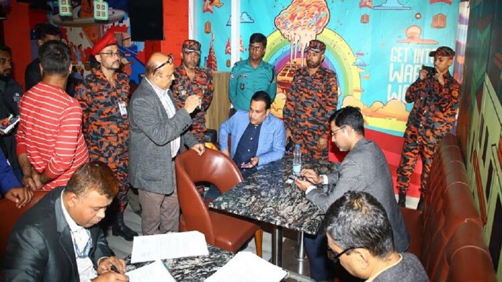 সারাদেশে অগ্নিনিরাপত্তা বাড়াতে ফায়ার সার্ভিসের মোবাইল কোর্ট পরিচালনা