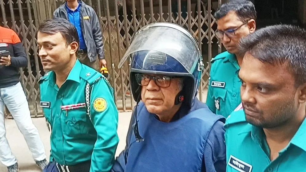 চাঁদাবাজির দুই মামলায় সাবেক মন্ত্রী কামরুল ইসলাম রিমান্ডে