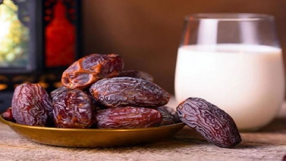 এক গ্লাস গরম দুধে দুটি খেজুর খাওয়ার উপকারিতা