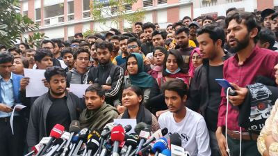 দাবি পূরণে ৪ ঘণ্টার আল্টিমেটাম সাত কলেজের শিক্ষার্থীদের