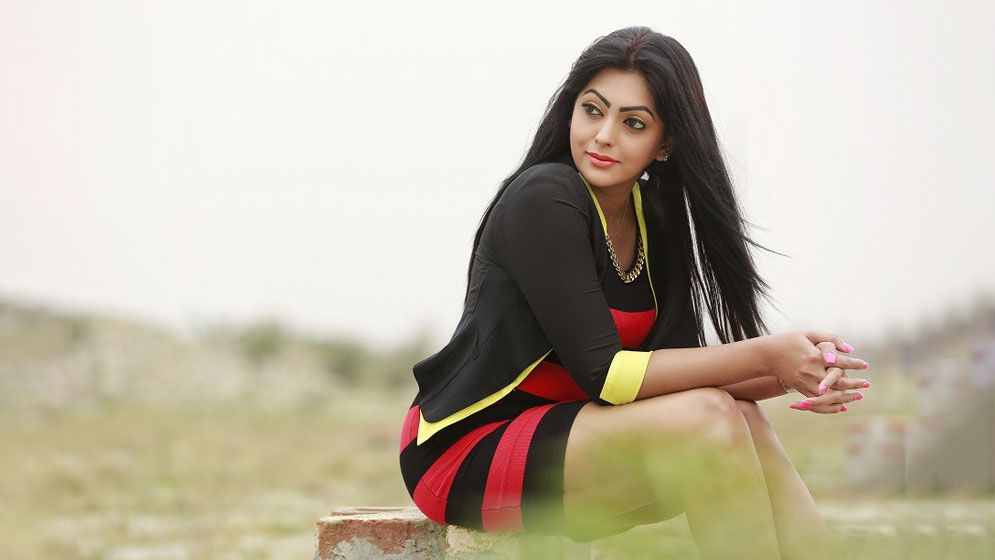 বিমানবন্দরে আটকে দেওয়া হলো অভিনেত্রী নিপুণকে