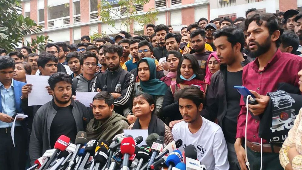 দাবি পূরণে ৪ ঘণ্টার আল্টিমেটাম সাত কলেজের শিক্ষার্থীদের