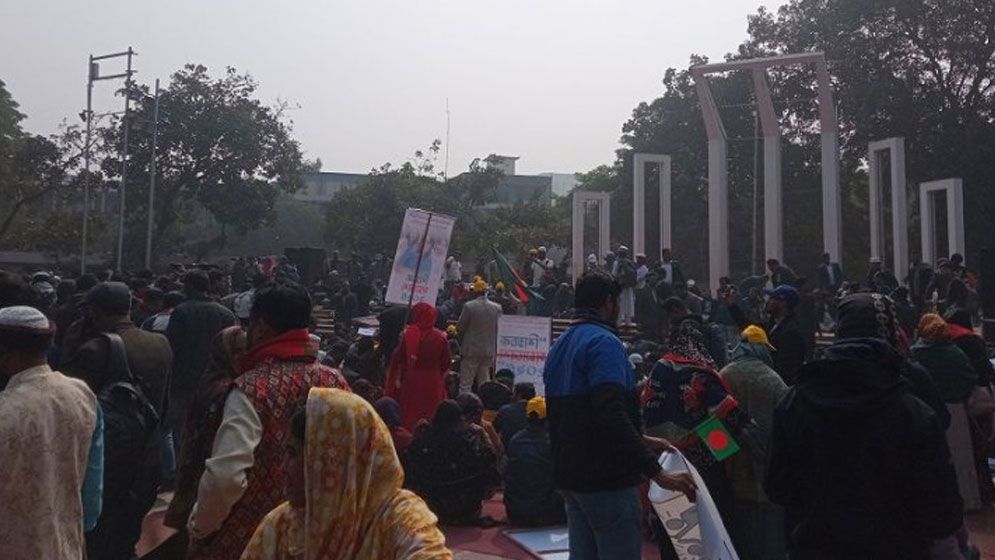 শহীদ মিনারে প্রাথমিক শিক্ষকদের সমাবেশ