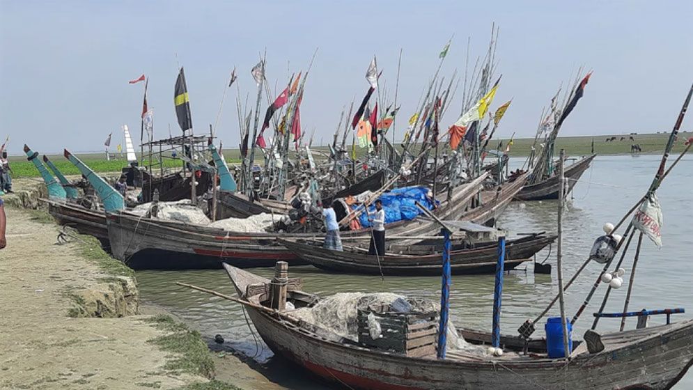 ইলিশ রক্ষায় চাঁদপুরসহ ছয় নদী অঞ্চলে দুই মাস মাছ ধরা নিষিদ্ধ