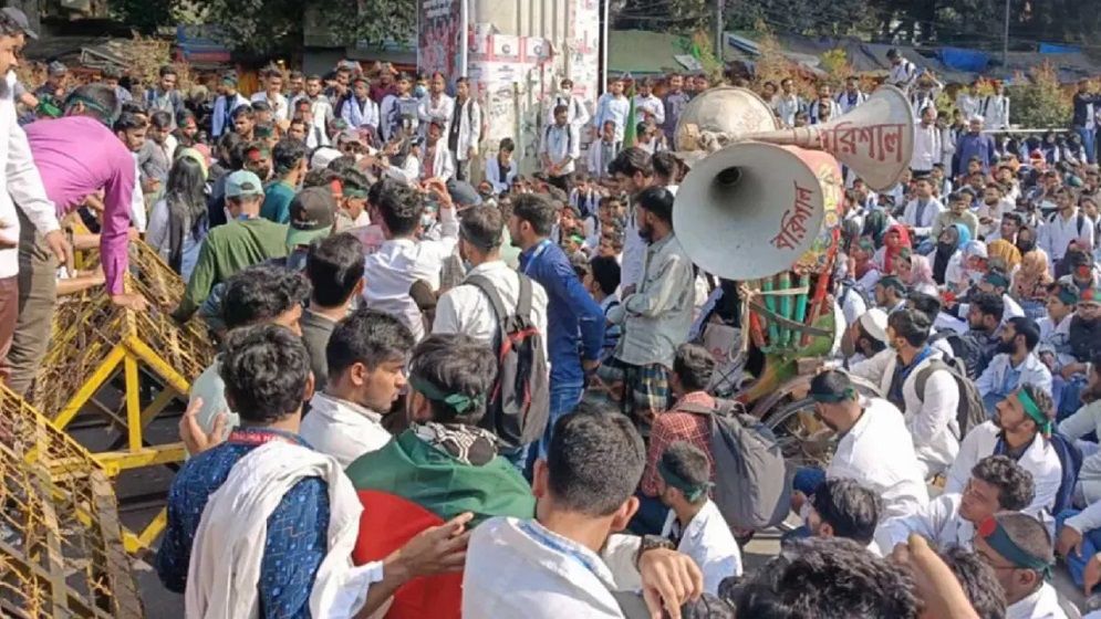 চার দফা দাবি আদায়ে সচিবালয় অভিমুখে লং মার্চ শুরু করেছেন ম্যাটস শিক্ষার্থীরা