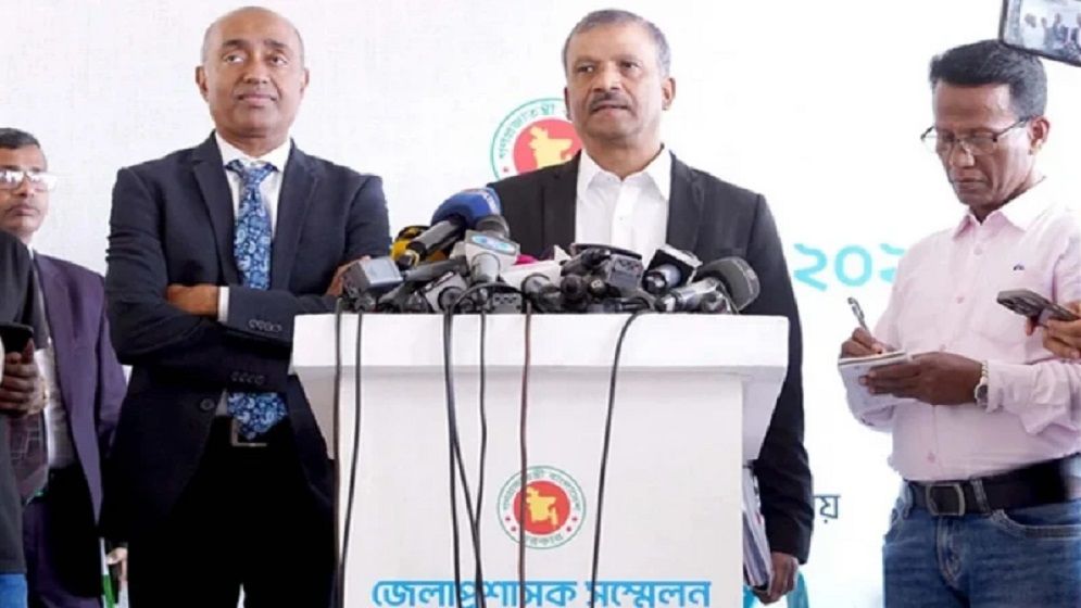 জেলা প্রশাসকদের আইন ও সংবিধান অনুযায়ী কাজ করার আহ্বান আইন উপদেষ্টার