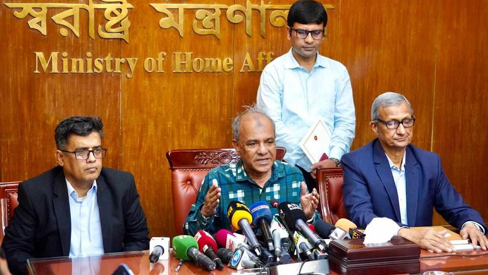 আজ রাত থেকেই আইনশৃঙ্খলা বাহিনীর কার্যক্রম আরও সক্রিয় হবে: স্বরাষ্ট্র উপদেষ্টা