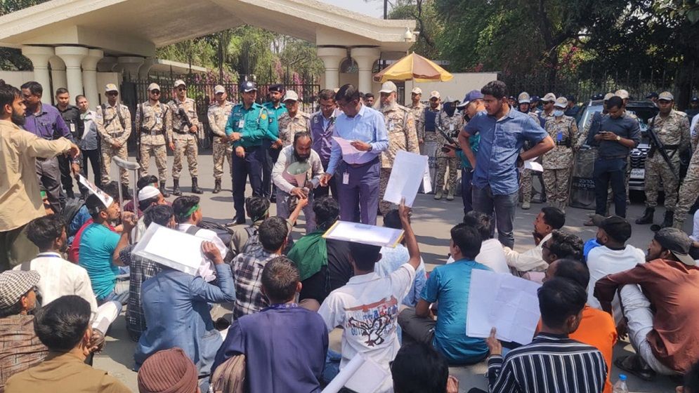 আন্দোলনকারীদের অনড় অবস্থান: দাবি মানা না হলে রাস্তা অবরোধের হুঁশিয়ারি