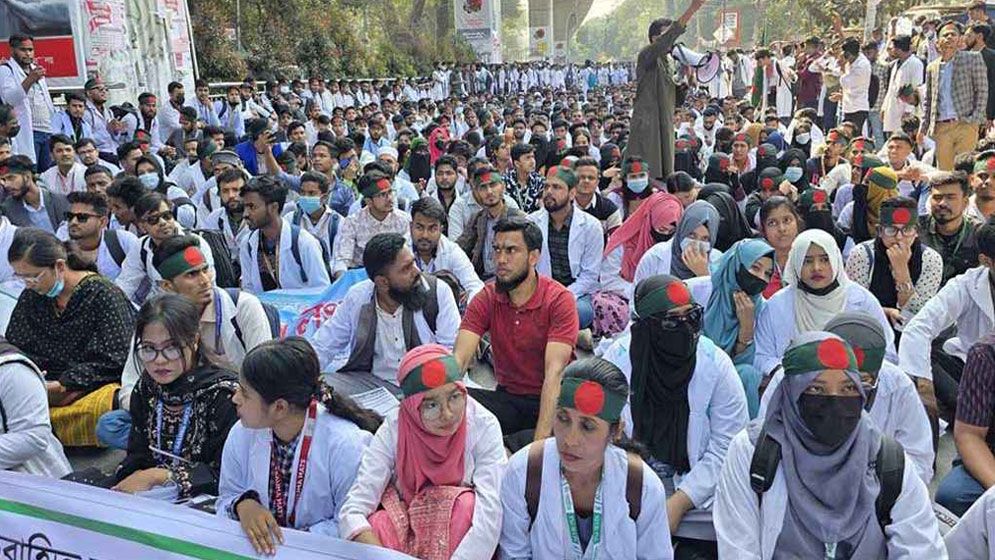 ৪ দফা দাবিতে শাহবাগে ম্যাটস শিক্ষার্থীদের অবস্থান