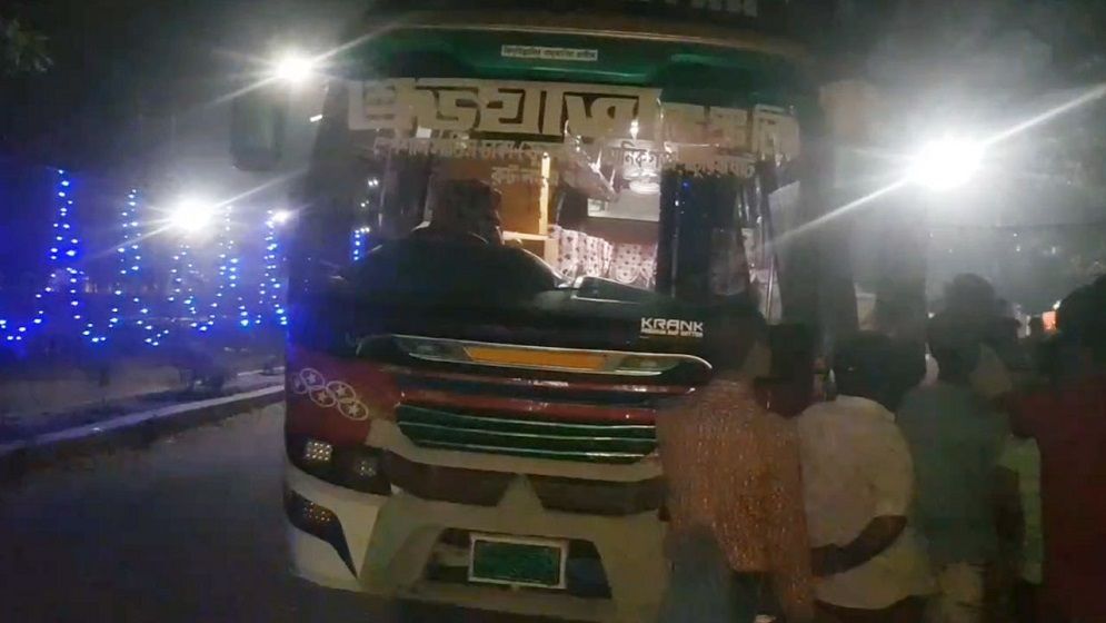 সাভারে চলন্ত বাসে ডাকাতি, অস্ত্রের মুখে যাত্রীদের মালামাল লুট