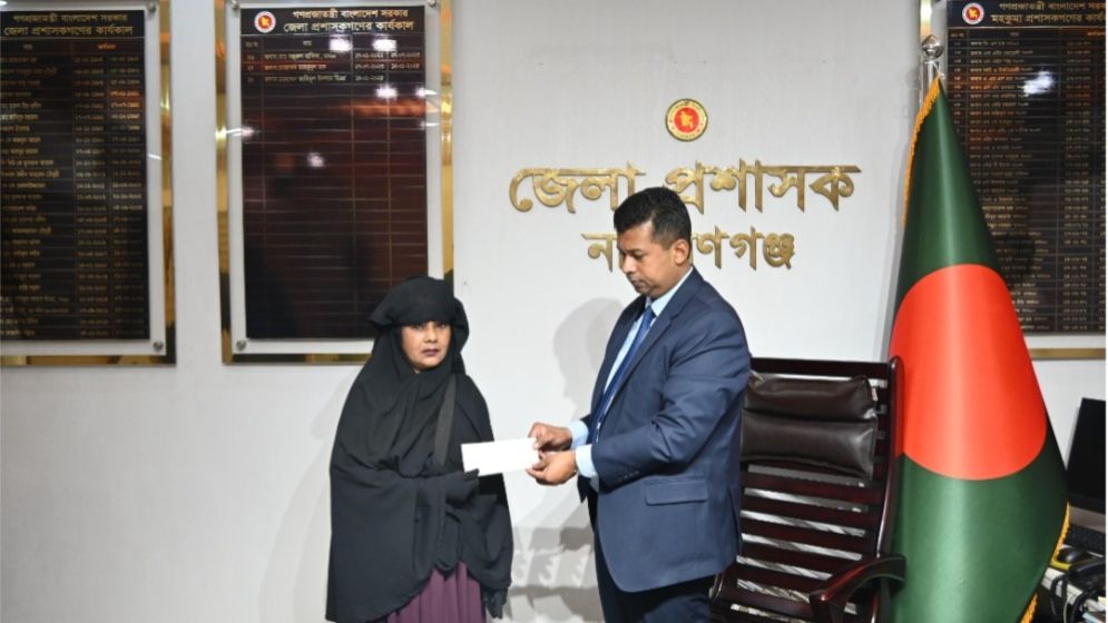 অসহায় অভিনয় শিল্পী শাহানার পাশে দাঁড়ালেন মানবিক ডিসি জাহিদুল ইসলাম