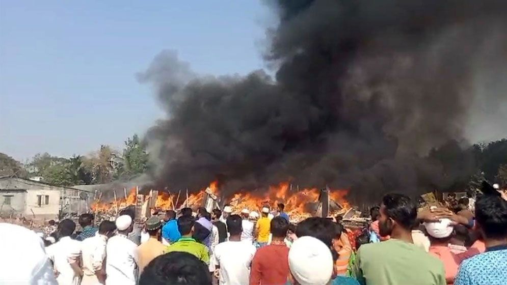 আশুলিয়ায় ঝুটের গোডাউনে ভয়াবহ আগুন