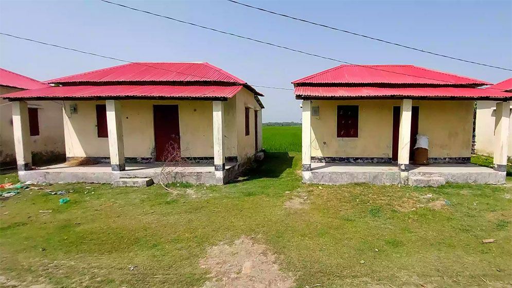 আশ্রয়ণ প্রকল্পে অনিয়ম: চান্দিনায় বরাদ্দকৃত ঘর ফাঁকা, বঞ্চিত প্রকৃত ভূমিহীনরা