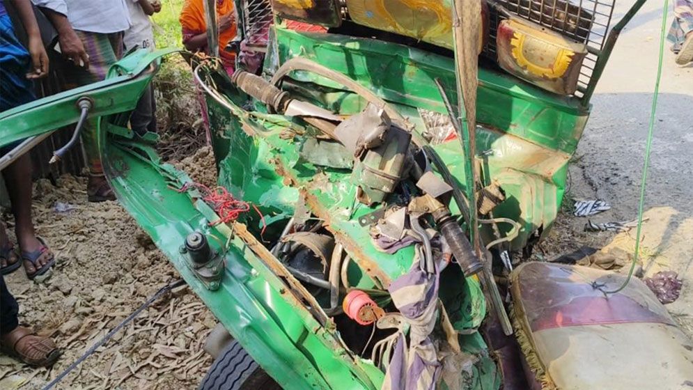 গাজীপুরে ট্রাক-সিএনজি অটোরিকশা সংঘর্ষে নিহত ৩