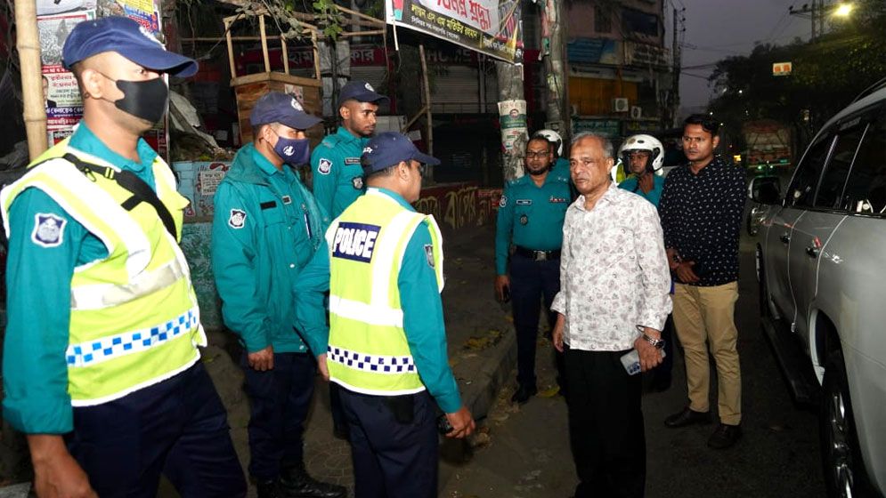 ভোরে রাজধানীর চার থানা পরিদর্শন স্বরাষ্ট্র উপদেষ্টার
