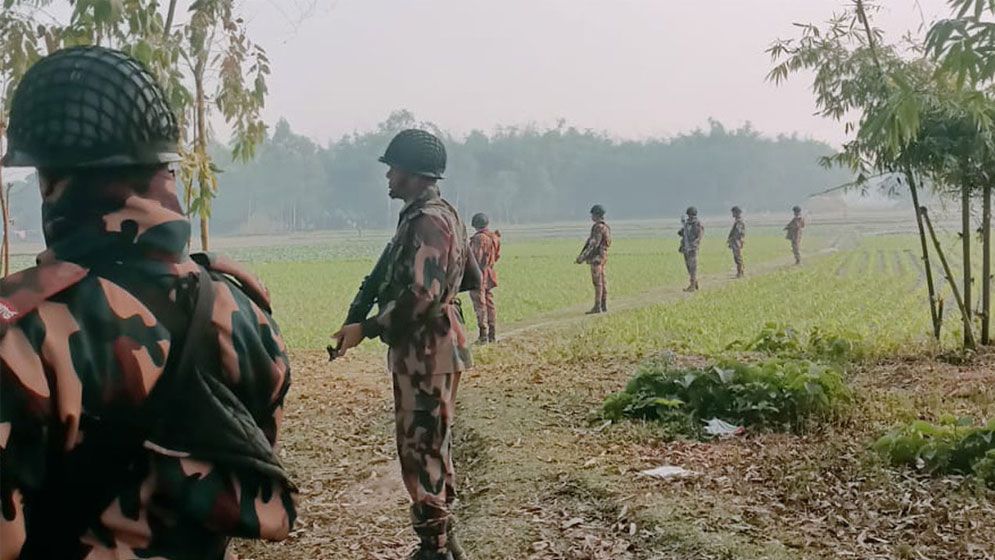 দহগ্রাম সীমান্তে গভীর রাতে বিএসএফের কাঁটাতারের বেড়া স্থাপনের চেষ্টা, বিজিবির বাধায় বন্ধ