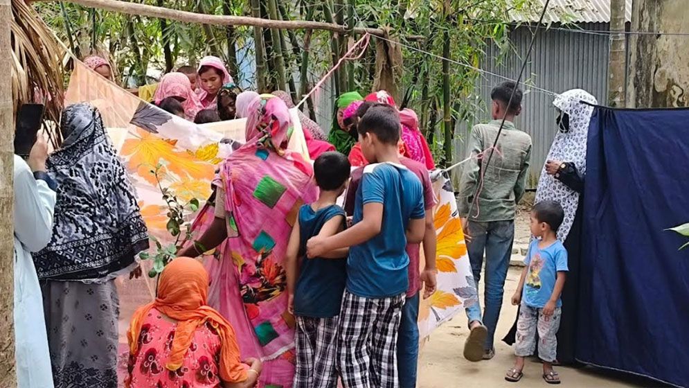 লক্ষ্মীপুরে বাসচাপায় প্রাণ গেল মা-ছেলের