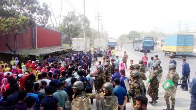 গাজীপুরে দুই কারখানার শ্রমিকদের বিক্ষোভ, এক ঘণ্টা মহাসড়ক অবরোধ