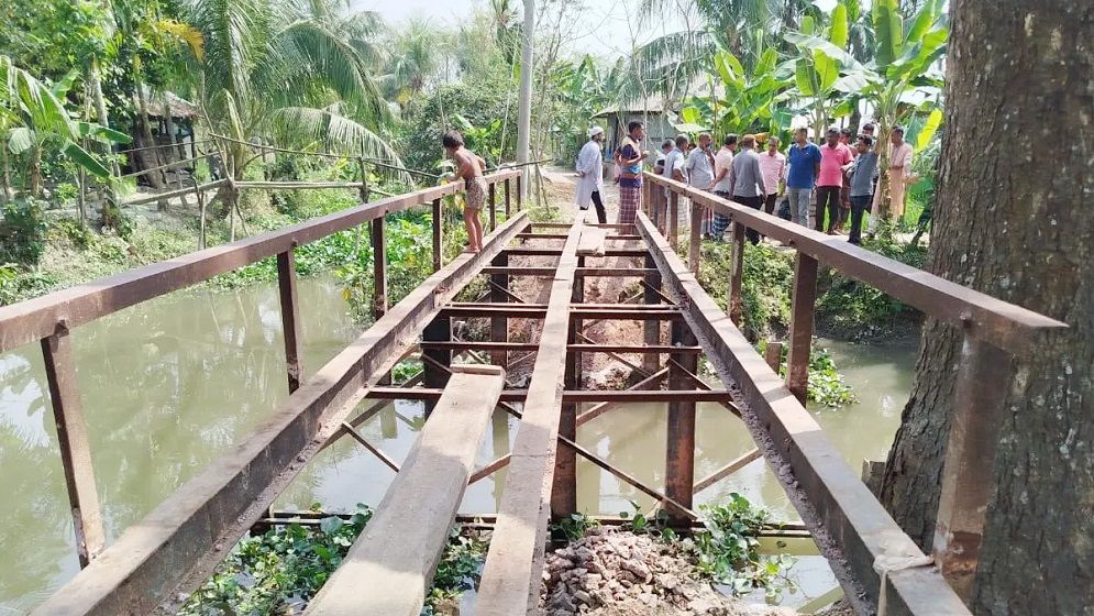 ব্রিজ ভেঙে মালামাল নেওয়ার অভিযোগে পিরোজপুরে বিএনপির ৩ নেতাকর্মী বহিষ্কৃত