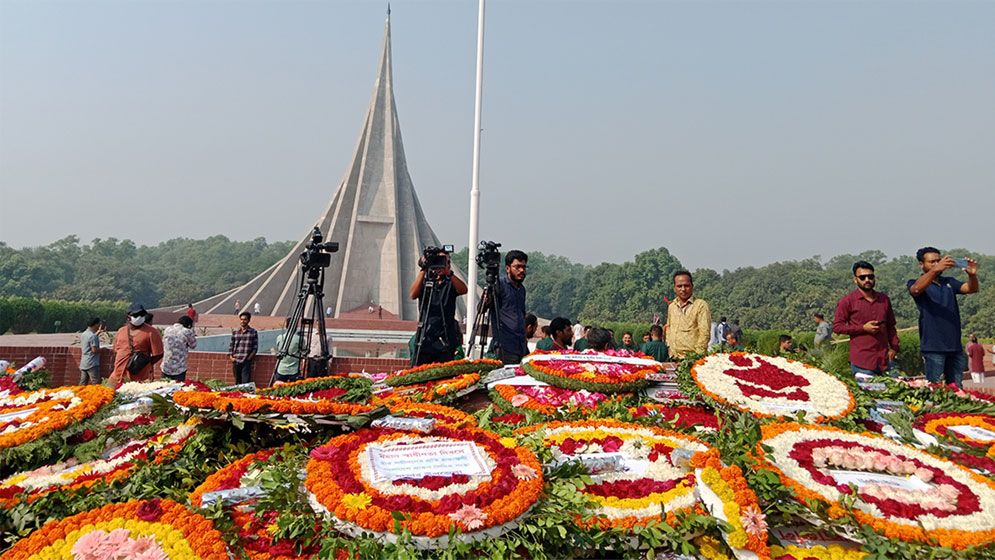 স্বাধীনতা দিবসে জাতির বীর সন্তানদের স্মরণ করছেন সর্বস্তরের মানুষ