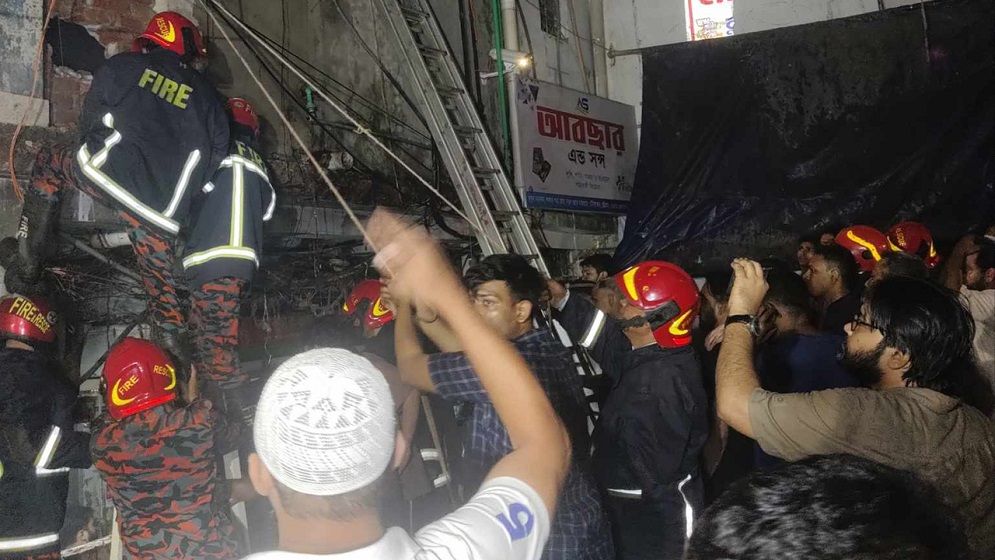 চট্টগ্রামের টেরিবাজারে আগুন সম্পূর্ণ নিয়ন্ত্রণে
