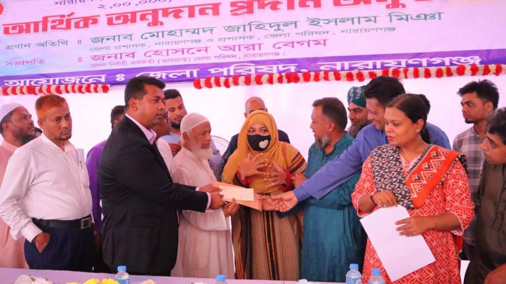 জুলাই শহীদ ২১ পরিবারকে নারায়ণগঞ্জ জেলা প্রশাসনের ৪২ লাখ টাকা অনুদান