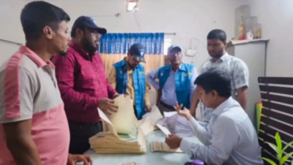 আশুলিয়ায় সাব-রেজিস্ট্রার কার্যালয়ে দুদকের অভিযান