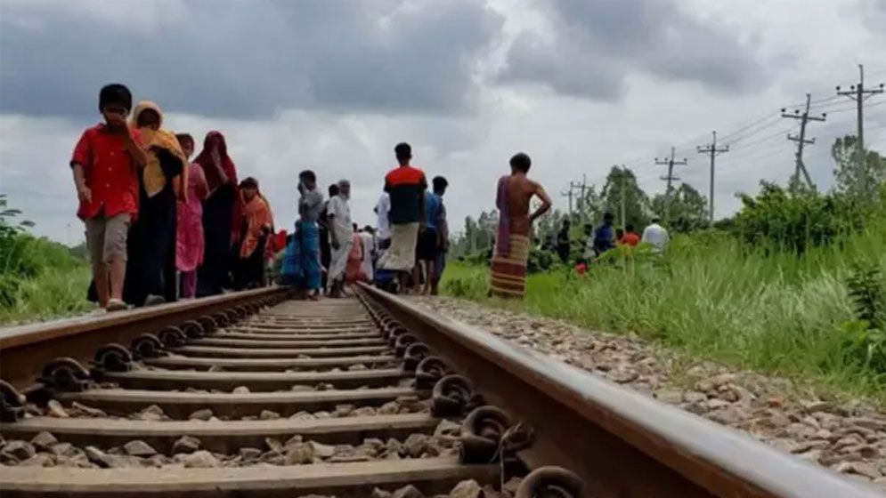 কুমিল্লায় ট্রেনে কাটা পড়ে প্রাণ গেল ৩ যুবকের