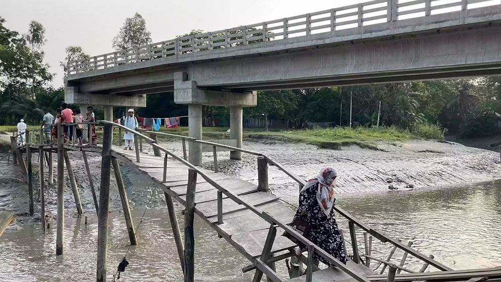 ফেনীতে সংযোগ সড়ক না থাকায় ৩৪ কোটির বেশি ব্যয়ে নির্মিত চারটি সেতু অচল