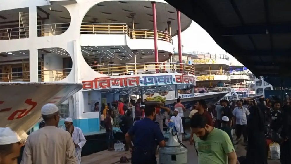 ঈদের ছুটি শেষে রাজধানীতে ফিরছে কর্মজীবী মানুষ