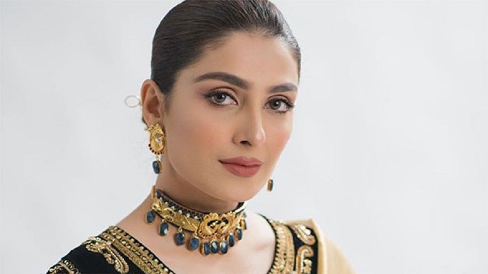 বলিউডে অভিষেকের ইঙ্গিত পাকিস্তানের আয়েজা খানের