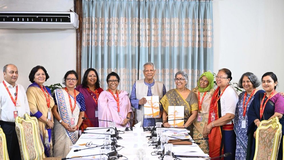 প্রধান উপদেষ্টার কাছে প্রতিবেদন জমা দিয়েছে নারী বিষয়ক সংস্কার কমিশন
