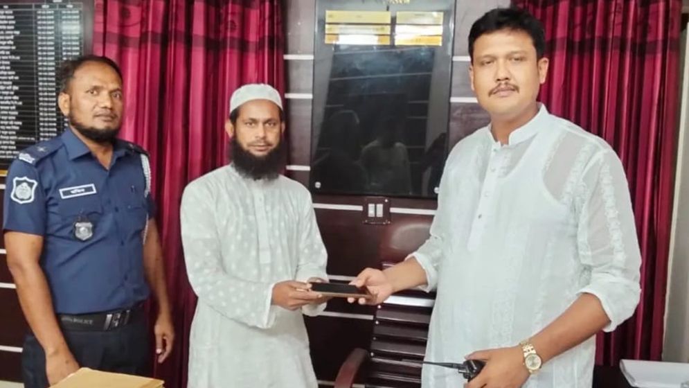 ওসির কথায় মুগ্ধ হয়ে মোবাইল ফেরত দিল চোর, এলাকায় চাঞ্চল্য