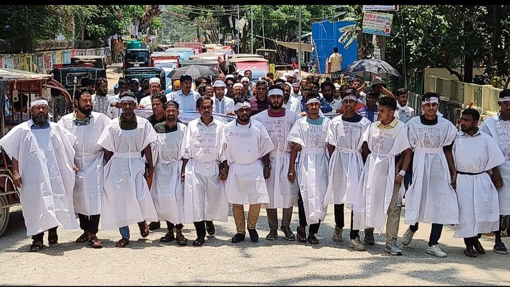 কাফনের কাপড় পরে কুতুবদিয়াবাসীর অভিনব প্রতিবাদ