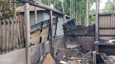 মাঝরাতে গোয়াল ঘরে আগুন লেগে শেষ কৃষাণীর স্বপ্ন
