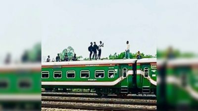 ট্রেনের ছাদে টিকটক ভিডিও বানাতে গিয়ে দুর্ঘটনায় দুইজনের মৃত্যু