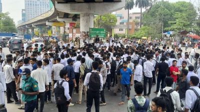 ছয় দফা দাবিতে সড়ক অবরোধ করে বিক্ষোভ করছেন পলিটেকনিক শিক্ষার্থীরা