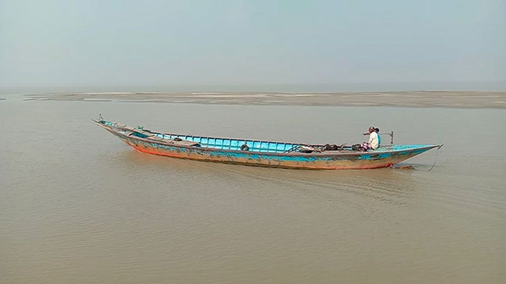 পদ্মার বুকে ডুবোচরে নৌযান চলাচলে ভোগান্তি, জরুরি ড্রেজিংয়ের দাবি স্থানীয়দের