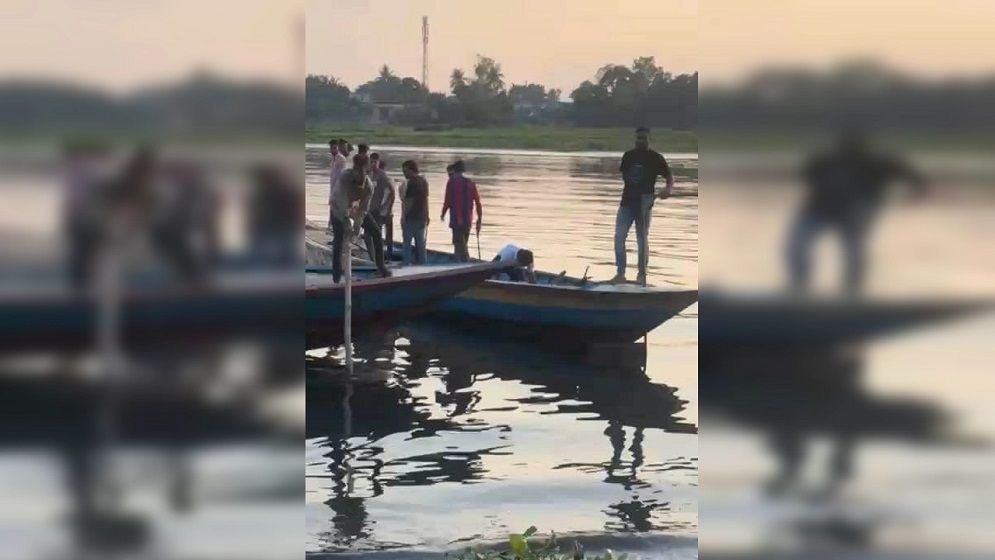 সাভারে চাঁদার দাবিতে গুলি ছুড়ে ট্রলার ছিনতাই