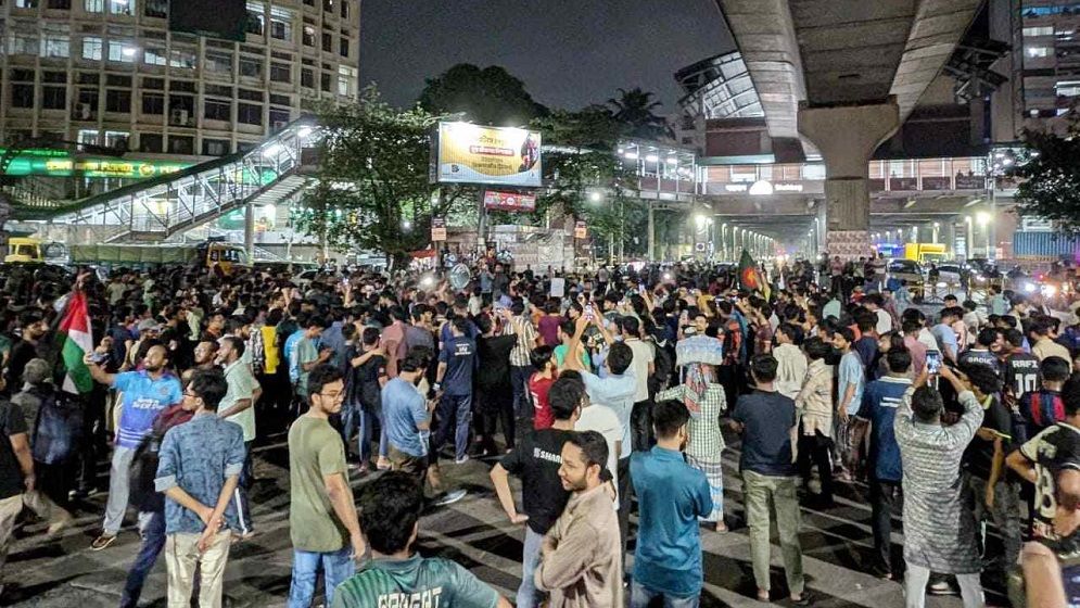 কুয়েট ভিসির পদত্যাগের দাবিতে শাহবাগ অবরোধ ঢাবি শিক্ষার্থীদের