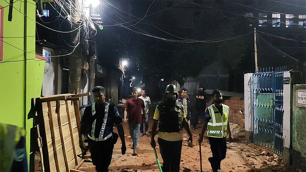 ভৈরবে মসজিদ কমিটি নিয়ে সংঘর্ষে দোকানপাট বাড়িঘর ভাঙচুর, আহত অর্ধশতাধিক