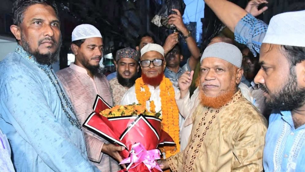 ফুলেল শুভেচ্ছায় সিক্ত হলেন জামায়াত নেতা এটিএম আজহারুল ইসলাম