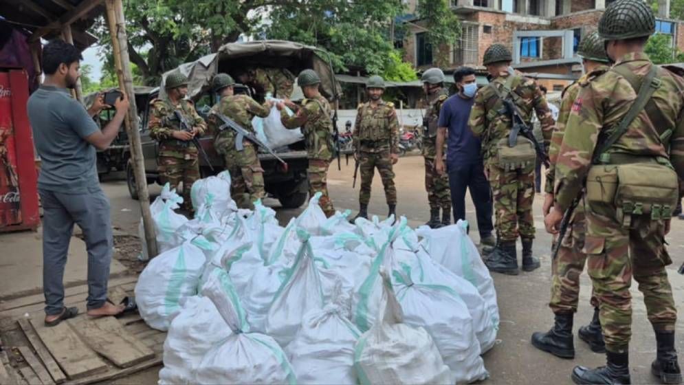 বগুড়ার চকসূত্রাপুরে সেনাবাহিনীর অভিযানে মাদক-অস্ত্রসহ আটক ১০