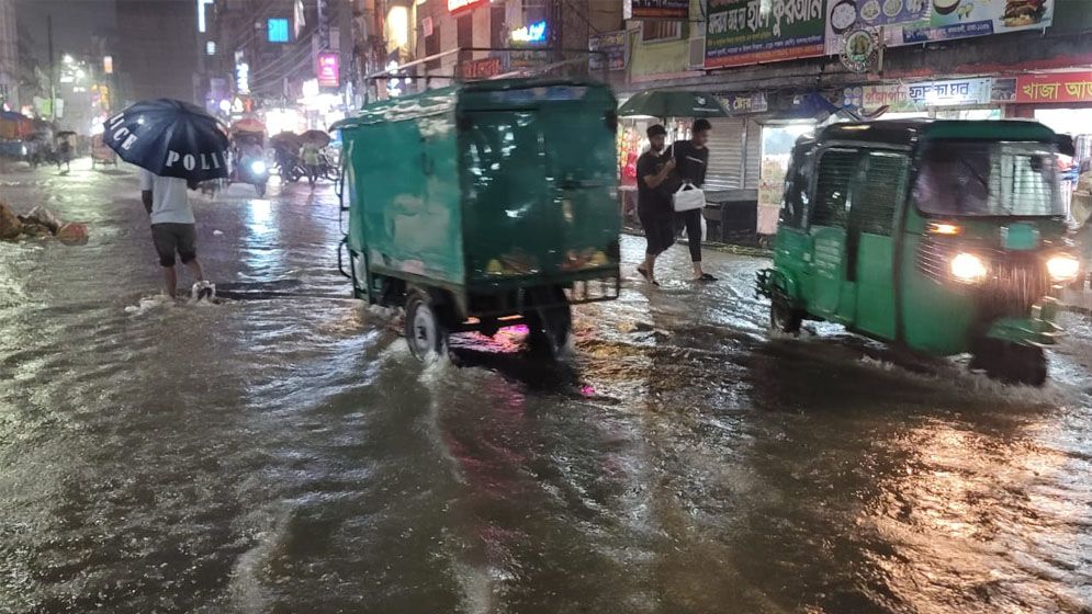 টানা বৃষ্টিতে যাত্রাবাড়ী এলাকায় সড়কে হাঁটু পানি