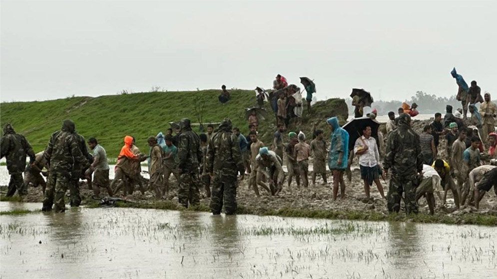 ক্ষতিগ্রস্ত বেড়িবাঁধ মেরামত সেনাবাহিনীর